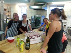 Dansk ICYE cake and girl team
